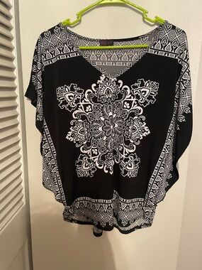 Black & White Floral Medallion Women’s butterfly sleeve top M